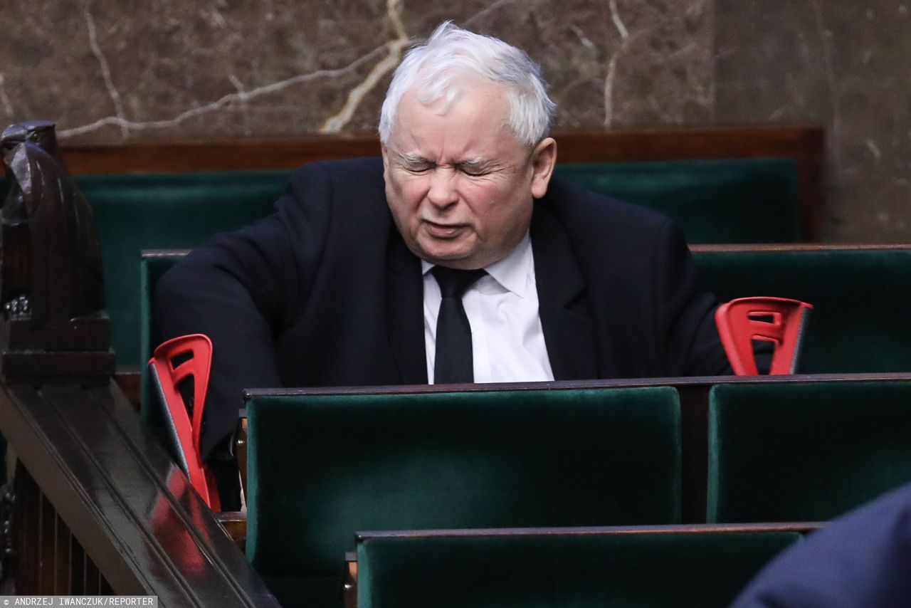 Jarosław Kaczyński w Sejmie o kulach... z grymasem na twarzy. Zdjęcia mówią wszystko
