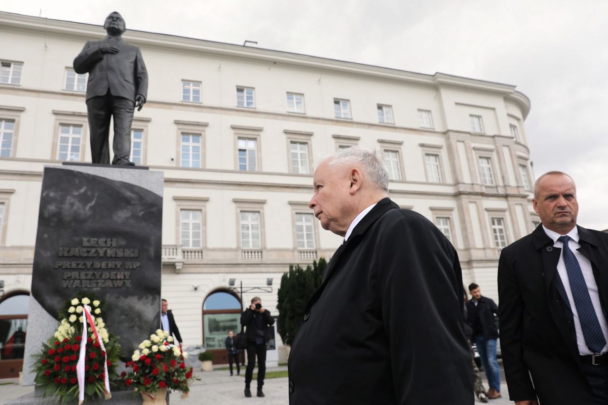 Miesięcznica smoleńska. Jarosław Kaczyński złożył kwiaty pod pomnikiem Lecha Kaczyńskiego