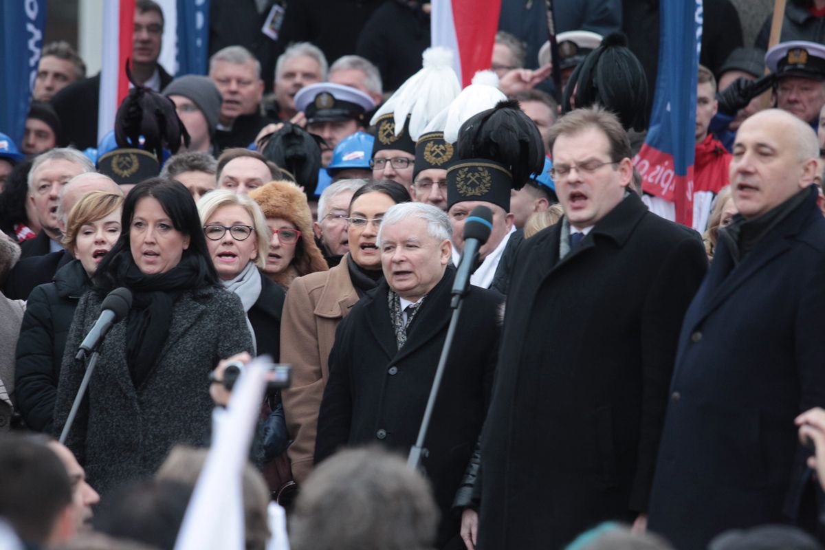 PiS znowu zwiezie tysiące działaczy do Warszawy. Już zapełniają autobusy