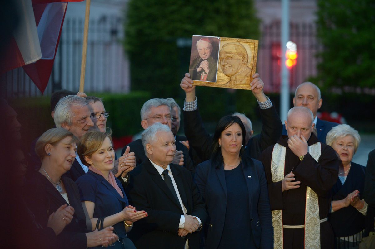 Na nagraniu z miesięcznicy internauci dostrzegli dziwne zachowanie Jarosława Kaczyńskiego