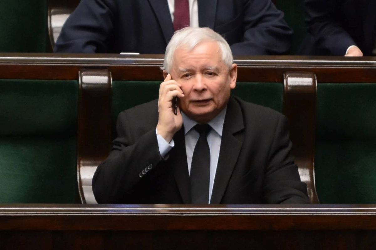 Jarosław Kaczyński chciał dla niego 50 tys. zł? Kim jest ks. Rafał Sawicz