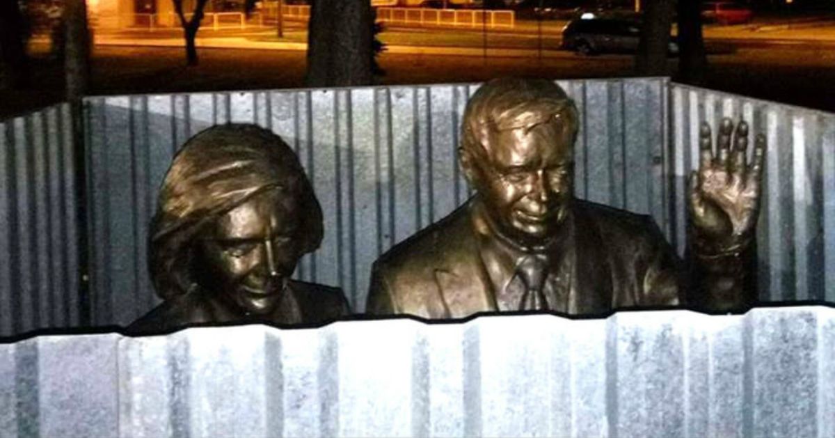 Pomnik Lecha i Marii Kaczyńskich za... parawanem z blachy. Władze miasta tłumaczą