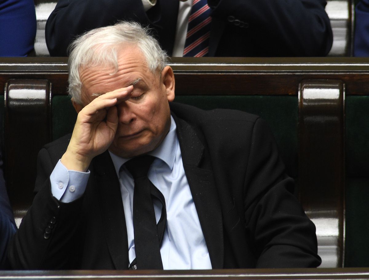 Jarosław Kaczyński jest chory. Prezesowi PiS bardzo dokucza kolano, musi chodzić o kulach