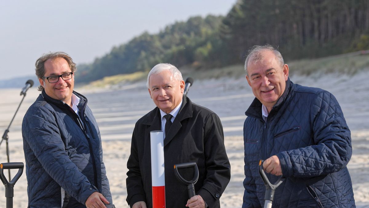 Jarosław Kaczyński, minister Marek Gróbarczyk (po lewej) i Jerzy Wilk (po prawej) podczas wbicia słupka w miejscu przekopu Mierzei Wiślanej.