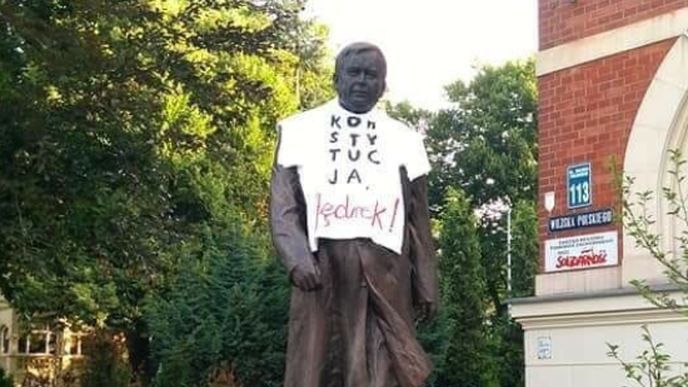 Szczeciński pomnik Lecha Kaczyńskiego ubrany w koszulkę KOD-u