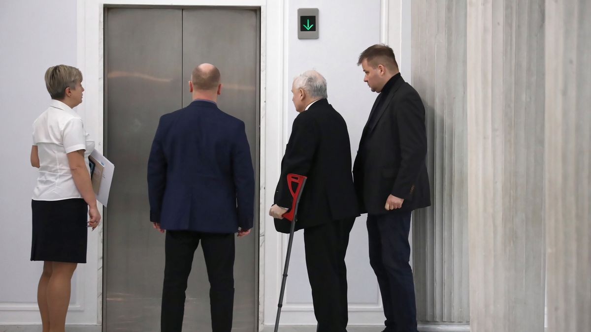 Jarosław Kaczyński pojawił się w Sejmie o kulach, a na jego twarzy było widać grymas.