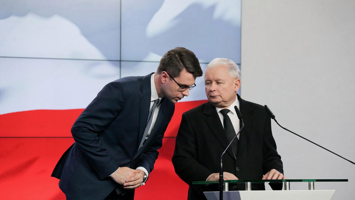 Prezes Prawa i Sprawiedliwości Jarosław Kaczyński oraz rzecznik prasowy rządu Piotr Mueller.