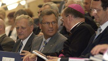 Prezydent Aleksander Kwaśniewski rozmawia z abp Metropolitą Gnieżnieńskim Henrykiem Muszyńskim