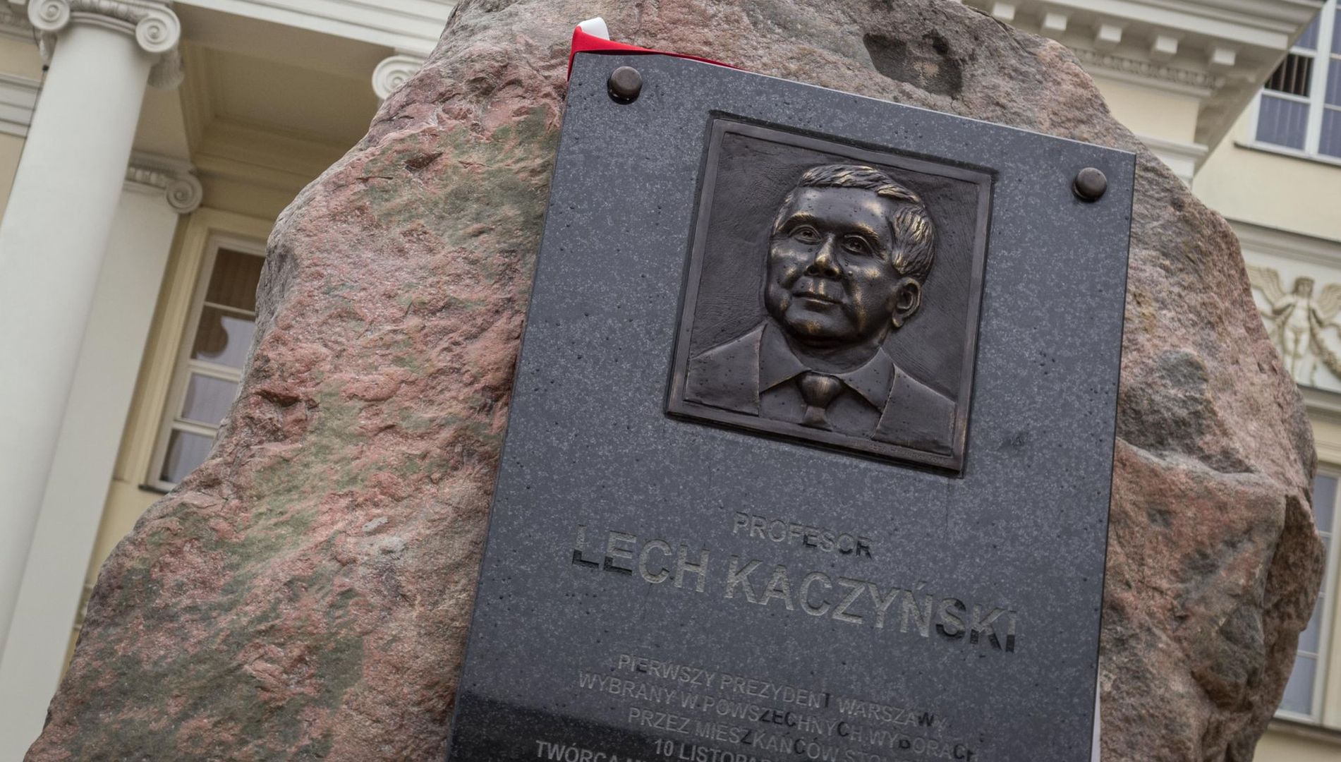 Tablica pamiątkowa z Lechem Kaczyńskim zostanie usunięta?