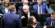 Joanna Lichocka i wulgarny gest do opozycji. Adrian Zandberg upomina prezesa PiS, Jarosław Kaczyński mówi o... Pucku