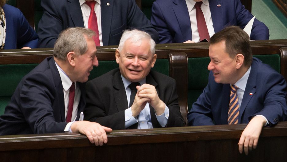 PiS od wielu miesięcy stoi na czele sondaży poparcia