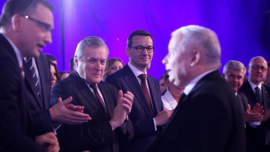 Wybory parlamentarne 2019. Zbigniew Ziobro wita się z Jarosławem Kaczyńskim. W tle Mateusz Morawiecki.
