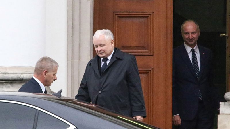 Prezes Prawa i Sprawiedliwości Jarosław Kaczyński opuszcza Belweder po spotkaniu z Andrzejem Dudą