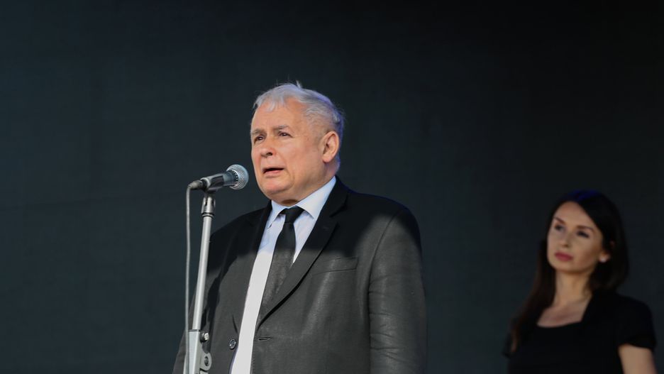 NZZ pisze, że Jarosław Kaczyński "gorliwie" stara się dorównać Orbanowi