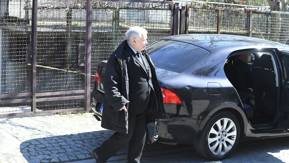 Politycy PiS tłumaczą wjazd Jarosława Kaczyńskiego na zamknięty cmentarz (zdj. ilustracyjne)