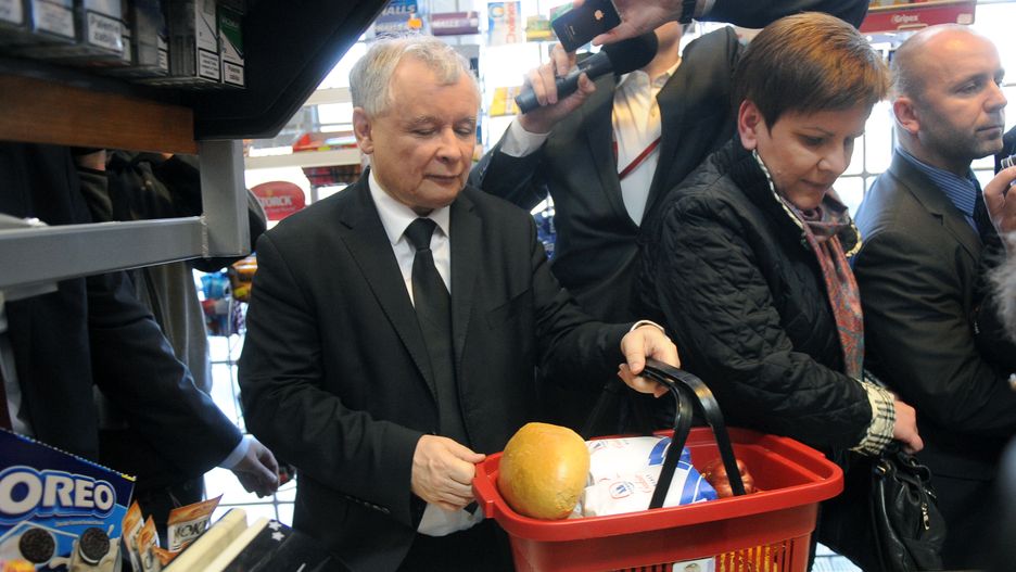 Jarosław Kaczyński i Beata Szydło w sklepie spożywczym