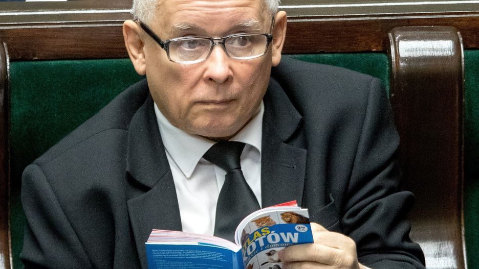 Prezes PiS zaczytany w atlasie