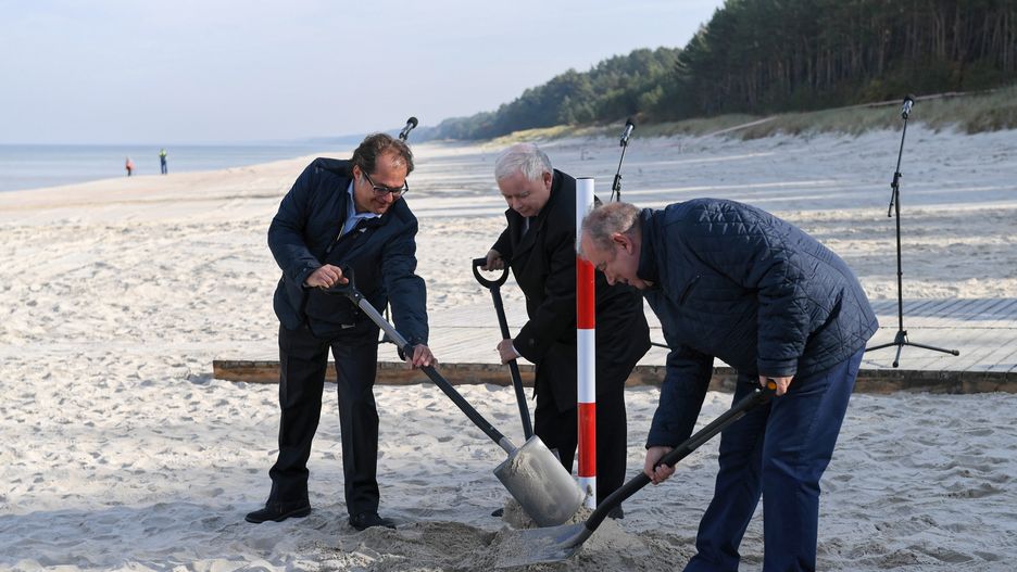 Jarosław Kaczyński uroczyście wkopał słupek