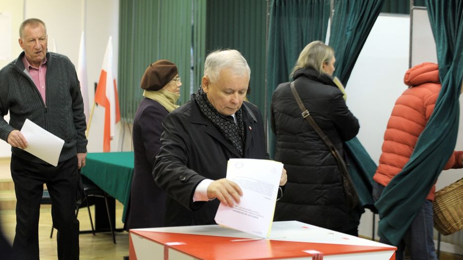 Wybory parlamentarne w 2015 roku. Jarosław Kaczyński oddaje głos.