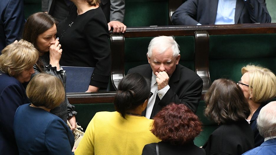 Jarosław Kaczyński w Sejmie w otoczeniu posłanek.