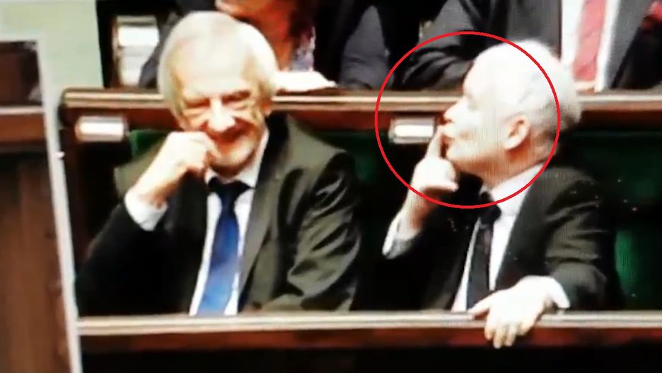 Jarosław Kaczyński pokazuje zabawne gesty w stronę innego polityka