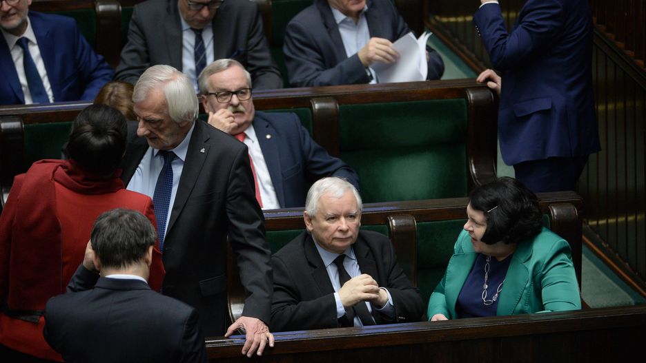 Poparcie dla PiS spada