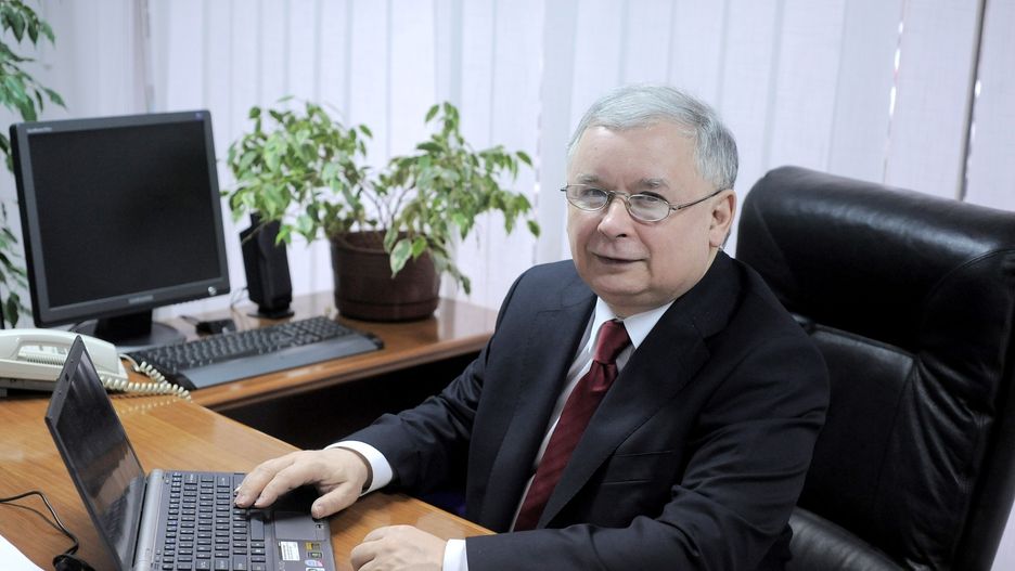 Prezes PiS Jarosław Kaczyński w swoim biurze