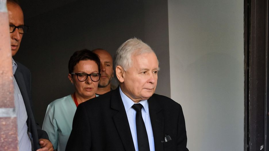 Czerwiec 2018 roku. Jarosław Kaczyński opuszcza o kulach Wojskowy Instytut Medyczny