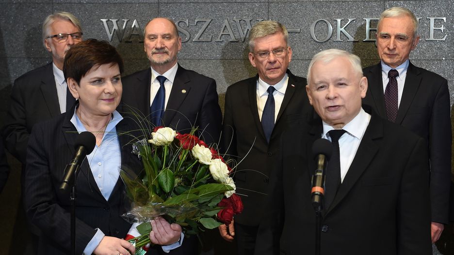 Beata Szydło, Jarosław Kaczyński oraz ministrowie na lotnisku Okęcie po powrocie premier z Brukseli.