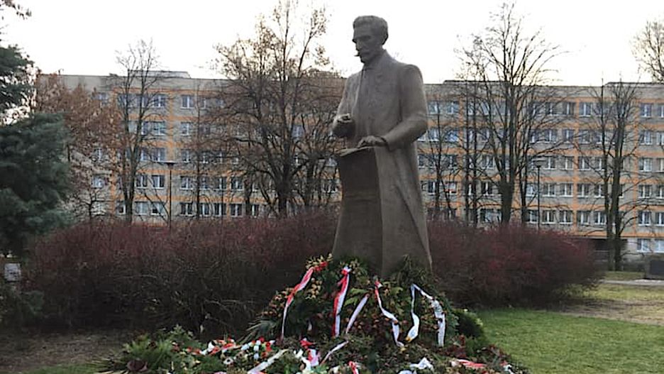 Znajdujący się na placu Na Rozdrożu monument otoczony jest bukietami kwiatów złożonymi tu półtora miesiąca temu