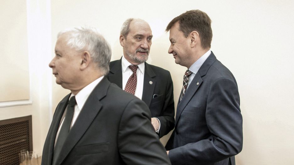 Prezes PiS Jarosław Kaczyński oraz były i obecny szef MON - Antoni Macierewicz i Mariusz Błaszczak