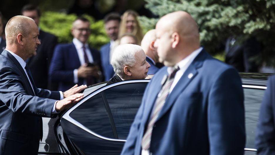 30 września. Konwencja PiS w Bydgoszczy. Prezes wsiada do auta w asyście prywatnego ochroniarza