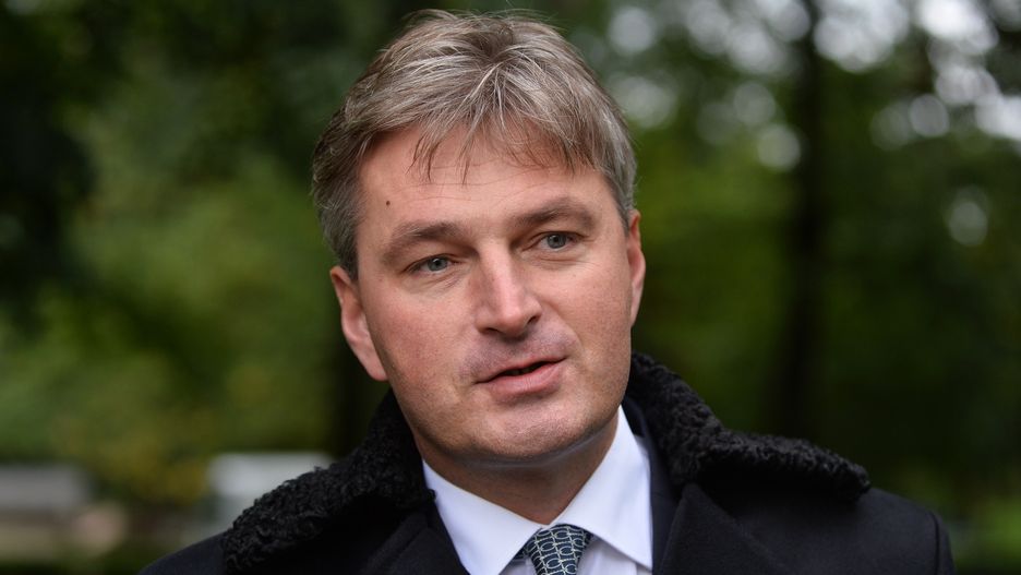 Kawczynski pochodzi z Warszawy, ale razem z rodzicami wyemigrował do Wielkiej Brytanii prawie 40 lat temu. 