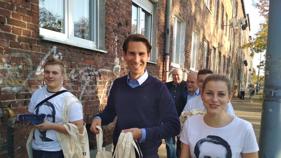 Kacper Płażyński z wolontariuszami