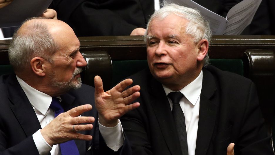 Antoni Macierewicz i Jarosław Kaczyński dzień po odwołaniu szefa MON. Po dwóch latach, zamiast raportu w sprawie katastrofy, dowiemy się "na jakie pytania podkomisja Macierewicza będzie szukała odpowiedzi"