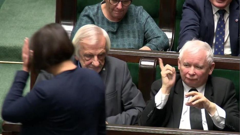 Jarosław Kaczyński grozi palcem posłance Annie Siarkowskiej