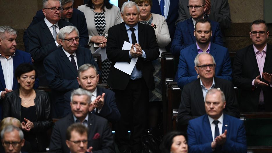 W Polsce najczęściej wyborcy PiS (27 proc.) uważają, że integracja europejska zaszła za daleko