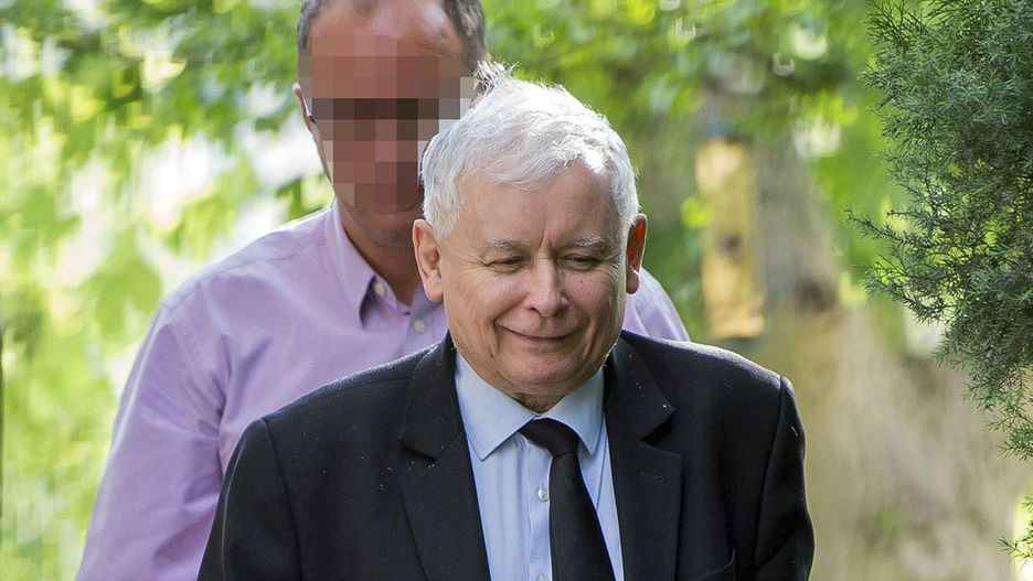 Kiedy Kaczyński wysiadł z auta przed domem na Żoliborzu, uśmiechał się i nie miał na nodze stabilizującej ortezy 