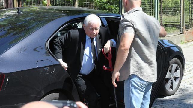 Jarosław Kaczyński po wyjściu ze szpitala rehabilituje się w domu.