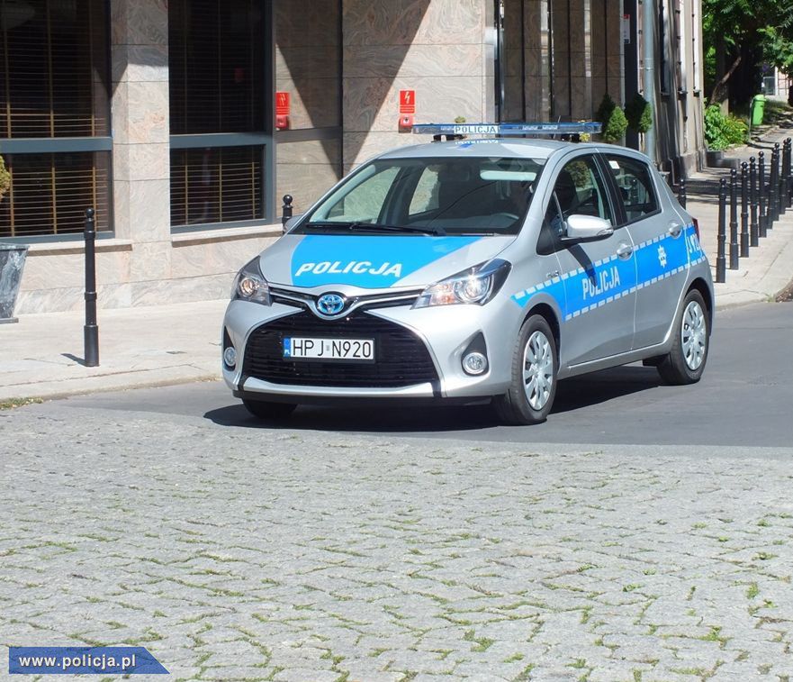 Policjanci od pół roku testują hybrydowe radiowozy – jak się spisują?