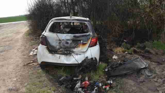 Znudzili się jazdą, spalili samochód