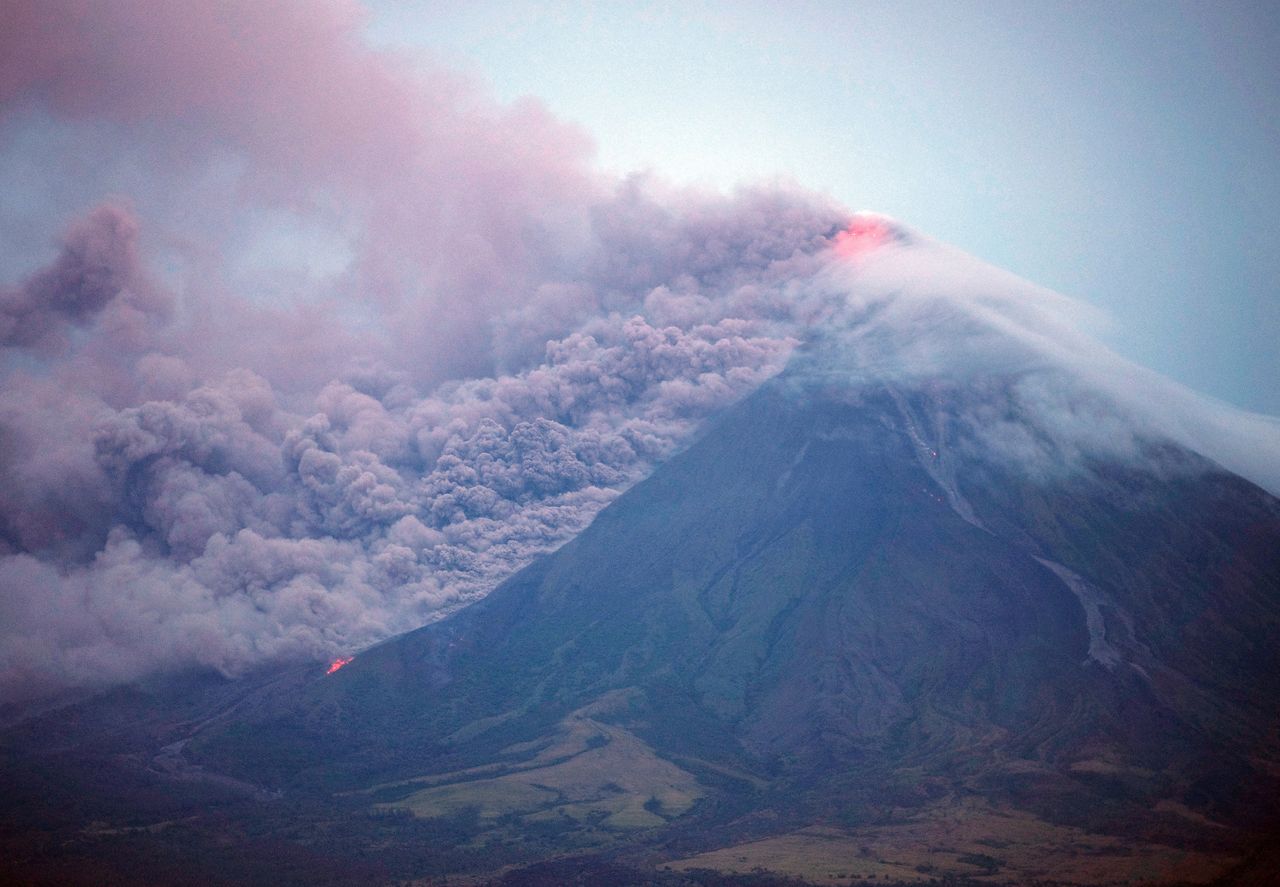 Trwa erupcja wulkanu Mayon. Tysiące ewakuowanych