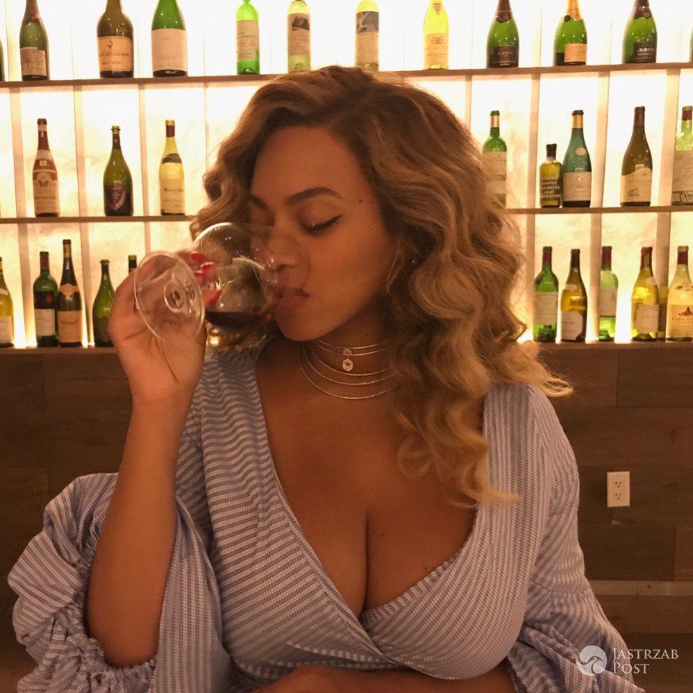 Beyonce z głębokim dekoltem i lampką wina dwa miesiące po porodzie
