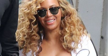 Beyonce wyeksponowała biust w sukience w kwiaty