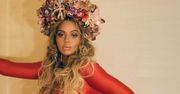 Beyoncé w ciąży stawia na czerwień i powiększone usta!