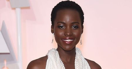 Lupita Nyong'o wybrała suknię o prostym kroju. Tym razem pierwsze skrzypce miały grać perły [zdjęcia]
