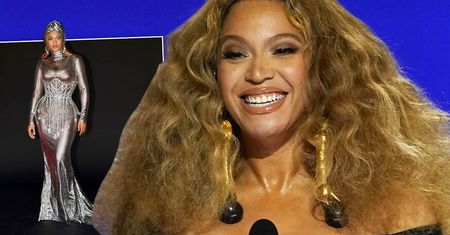 Grammy 2021: Beyonce pokazała drugą kreację. Piękna, ale... Co ona ma na twarzy? Teraz nie uciszy plotek o poprawianiu urody