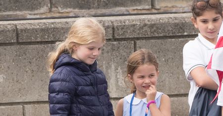 Księżniczka Charlotte na regatach pokazuje język