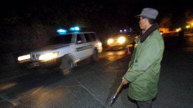 Afgański policjant w pobliżu miejsca eksplozji