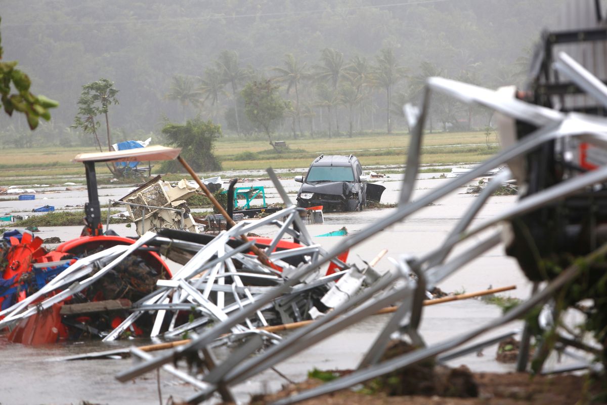 Tsunami w Indonezji. MSZ odradza podróż, prezydent składa kondolencje